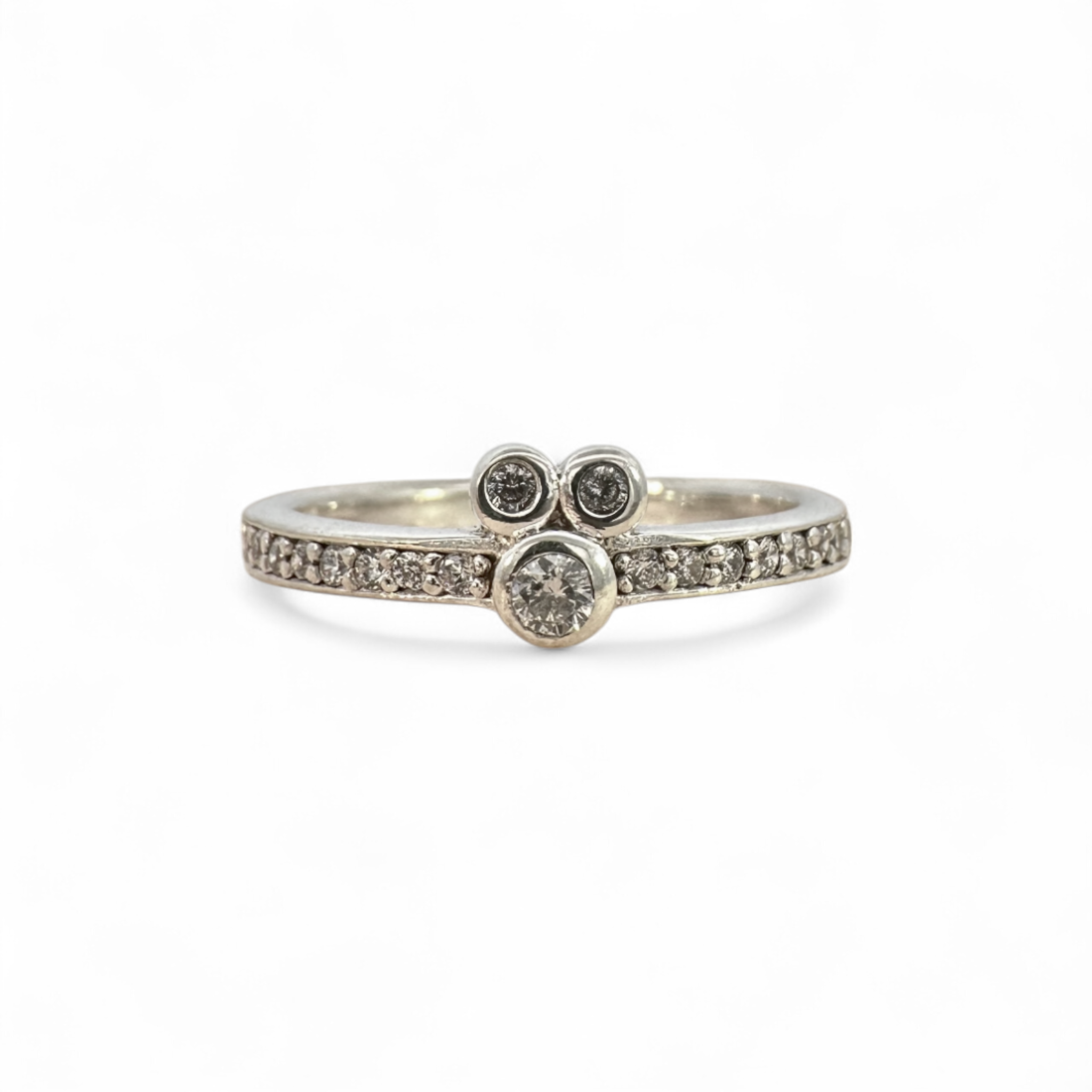 Anillo trio de circones en bisel y circones en argolla