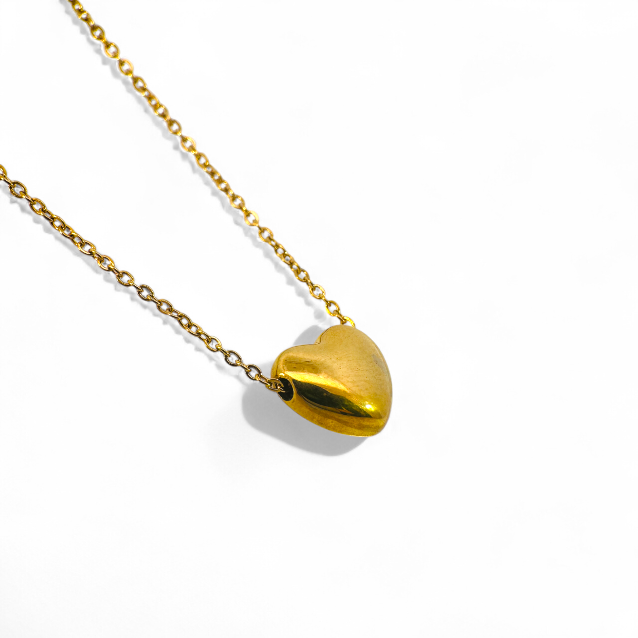 Collar cadena y corazón sólido dorado