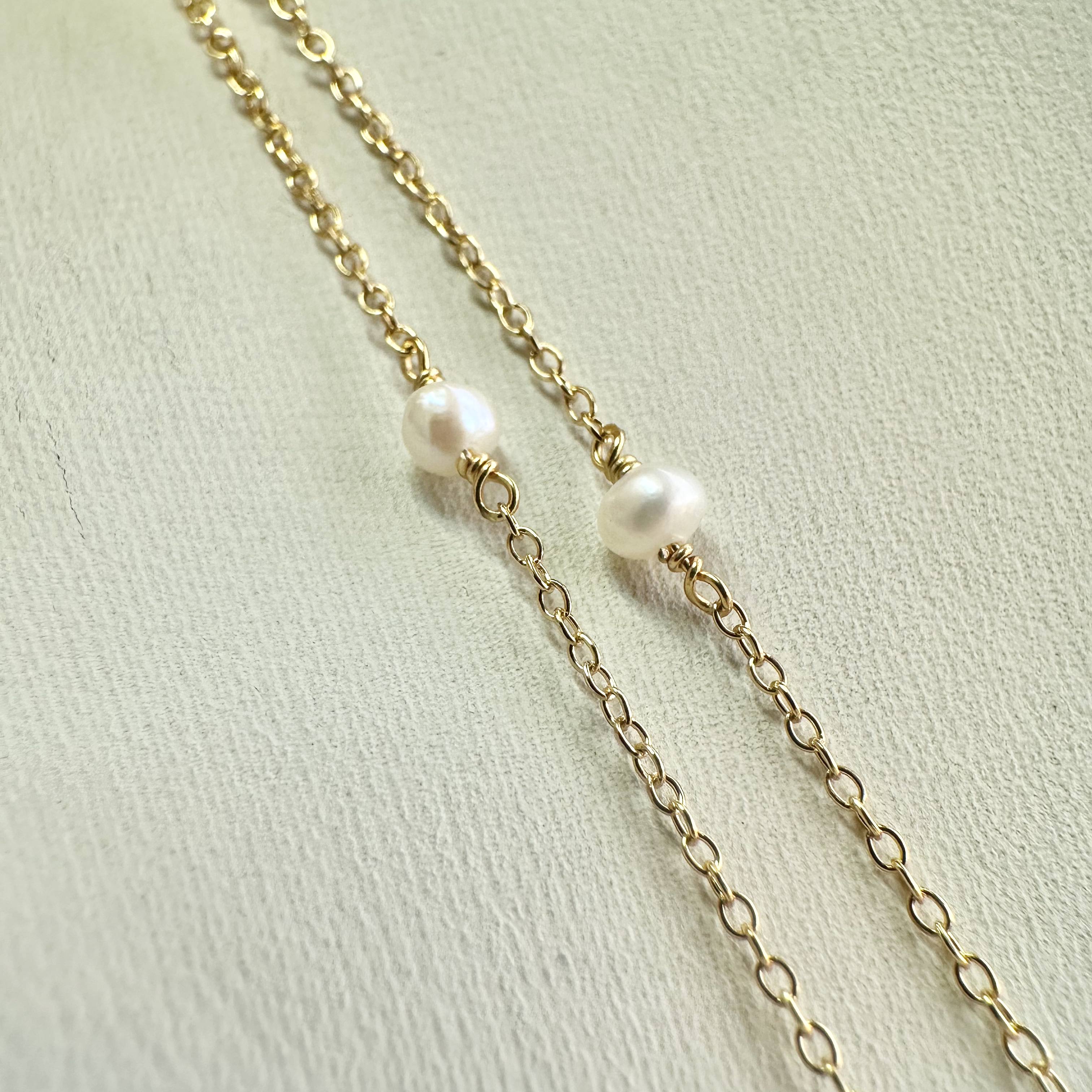 Collar de perlas en cadena de plata 925 bañada en oro