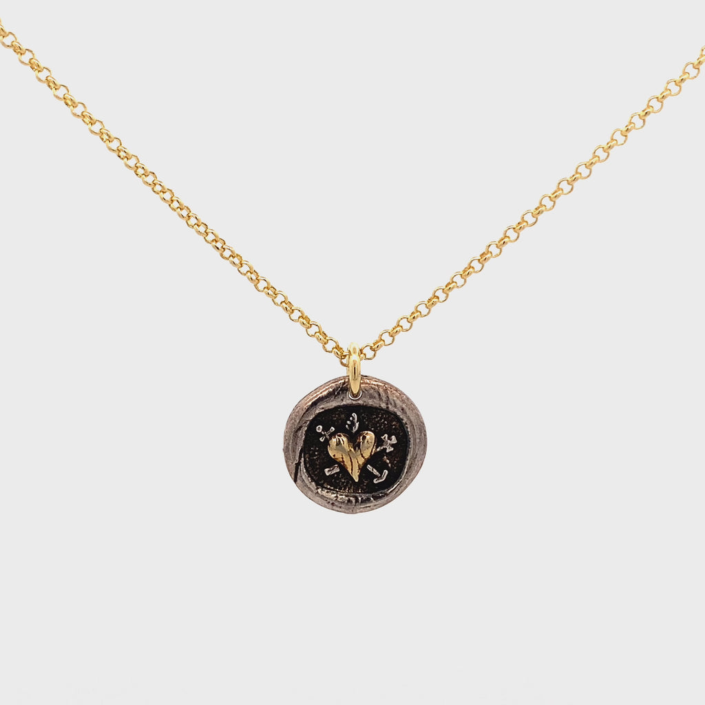 Collar cadena eslabones dorada con medalla corazón plata envejecida