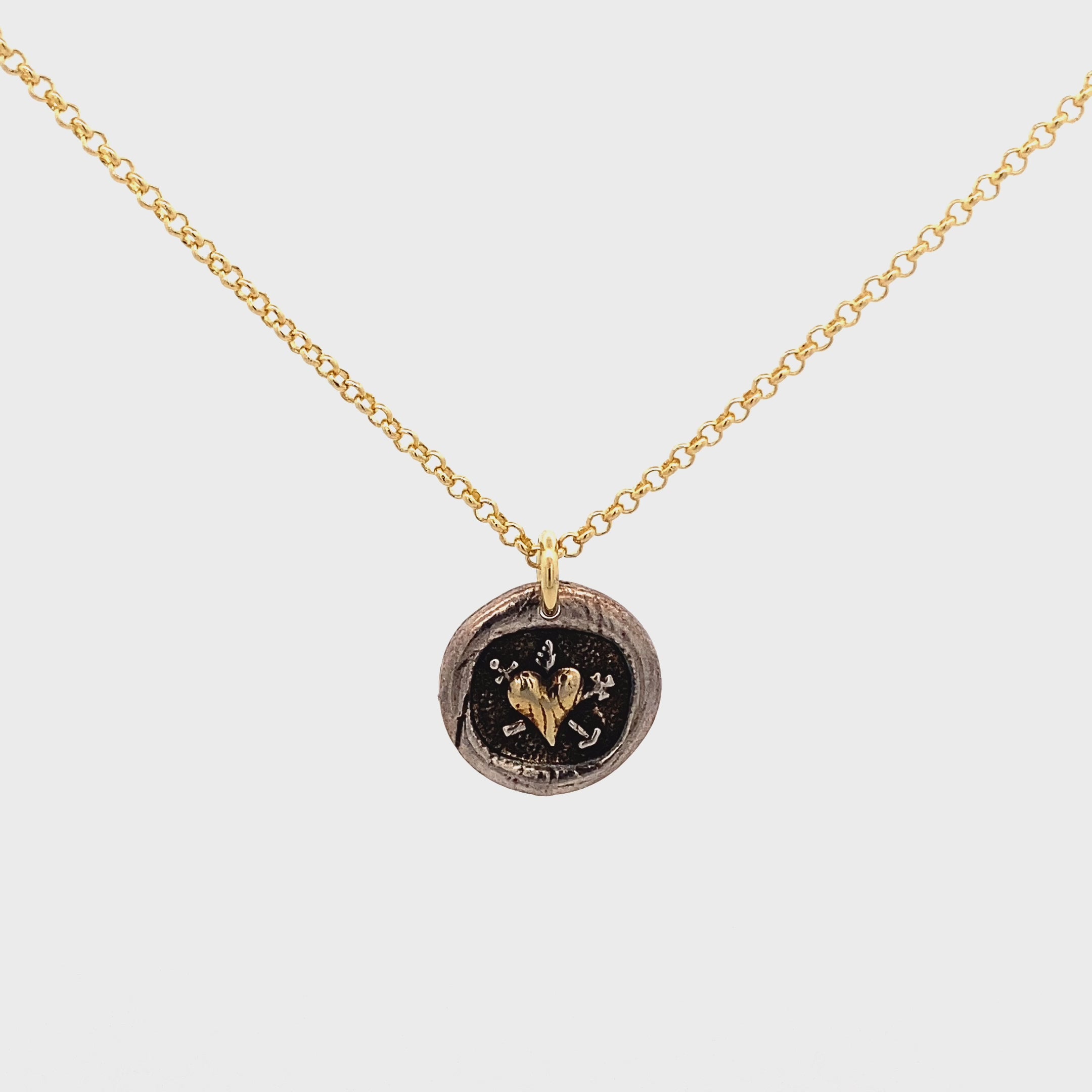 Collar cadena eslabones dorada con medalla corazón plata envejecida