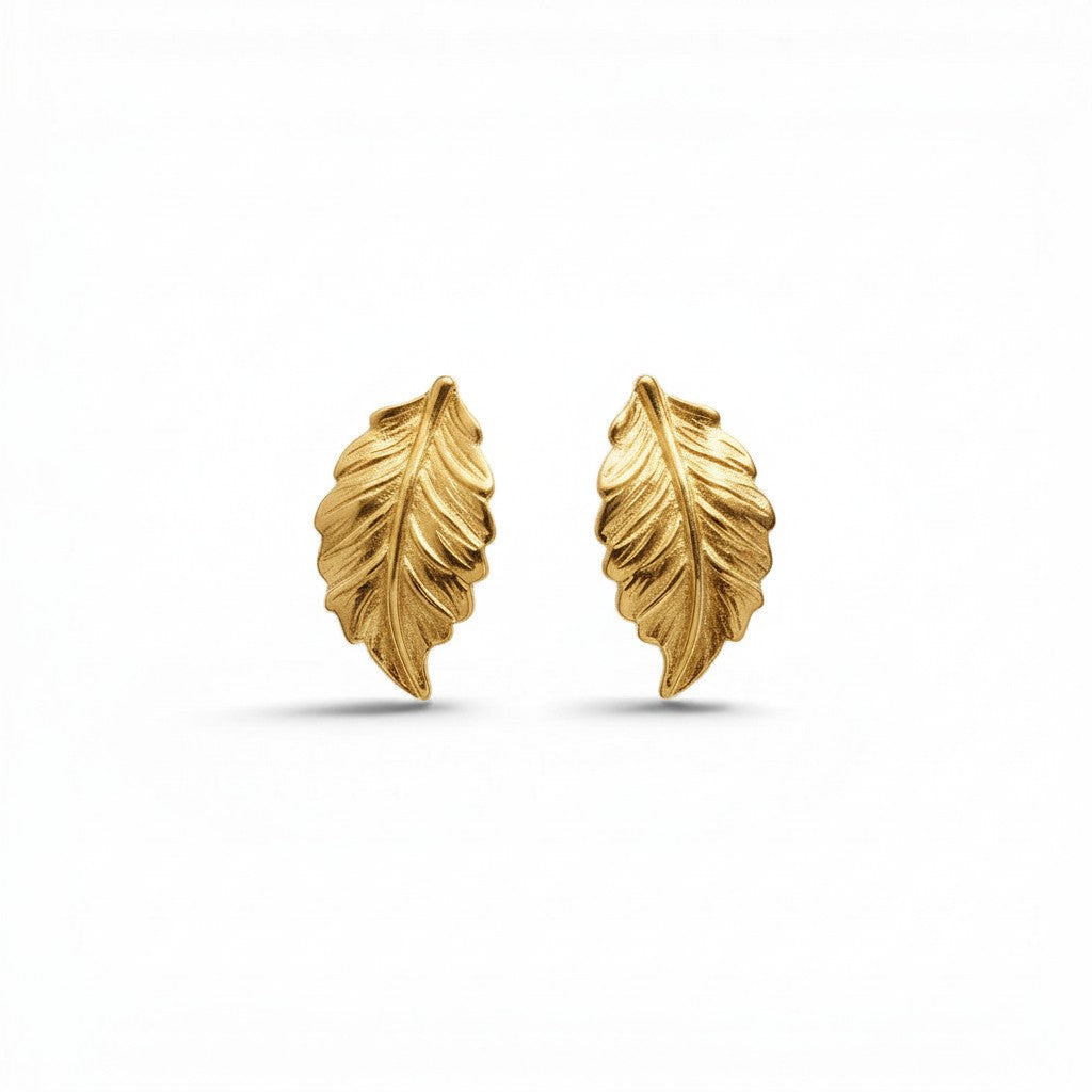Aros de plata enchapados en oro de 18K con diseño de hojas de otoño de Sophia Schneider Joyas. Miden 17 mm.