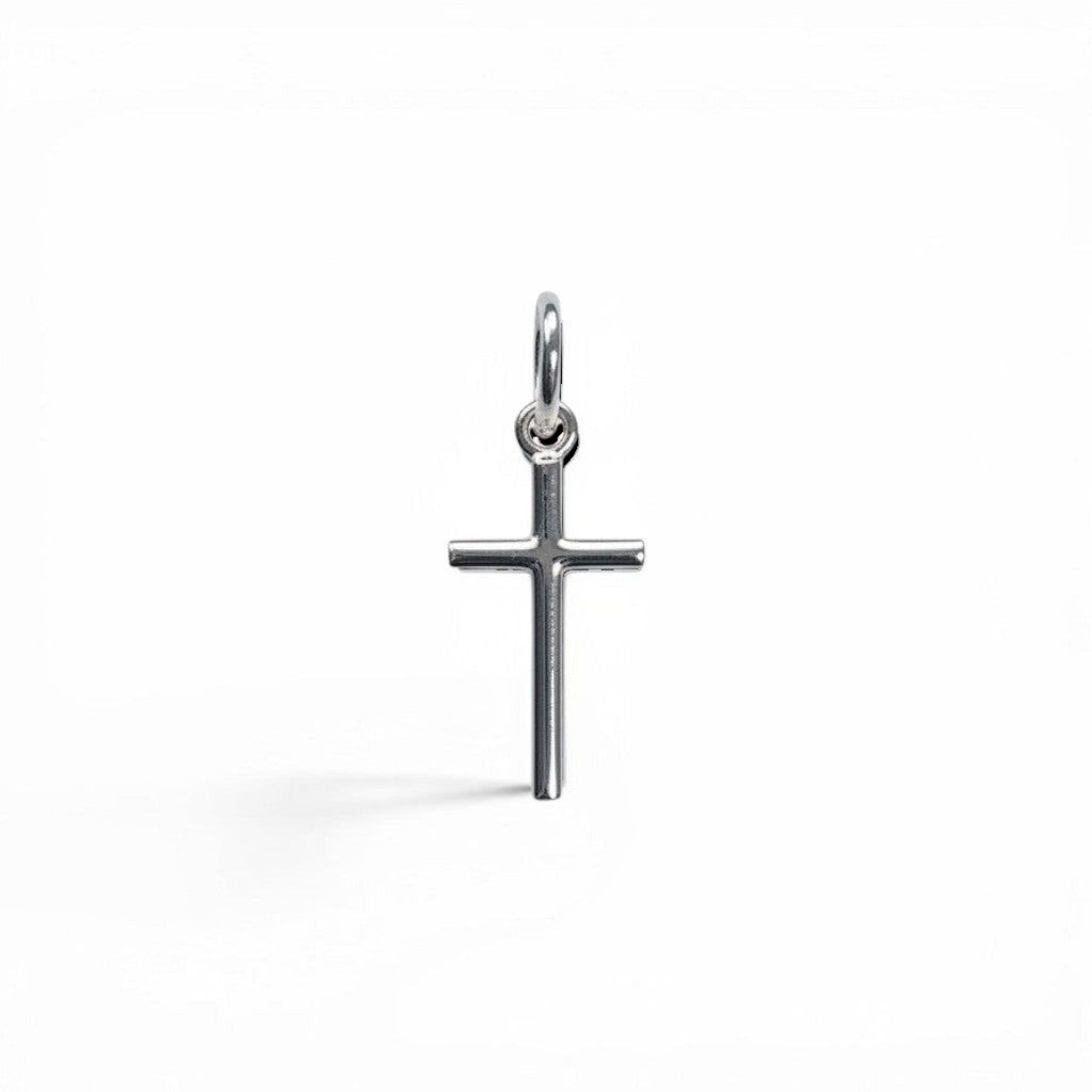 Colgante cruz de plata 925 de Sophia Schneider Joyas, 7x14 mm, diseño minimalista.
