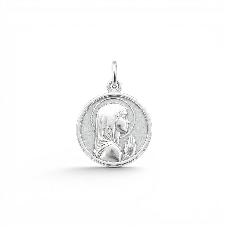 Medalla Virgen Orando de 14 mm en plata pulida de Sophia Schneider Joyas, diseño circular con relieve detallado.