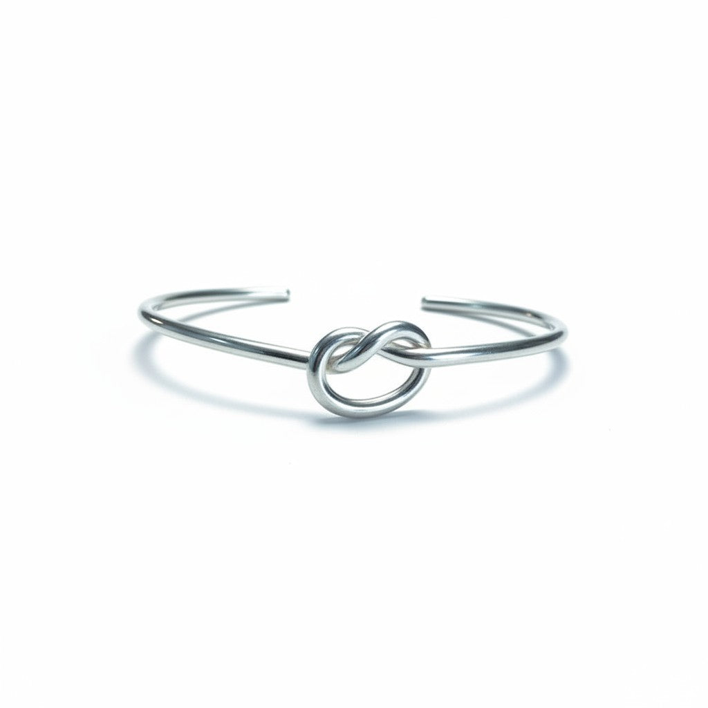 Pulsera esclava de plata de Sophia Schneider Joyas con diseño de nudo central minimalista y elegante