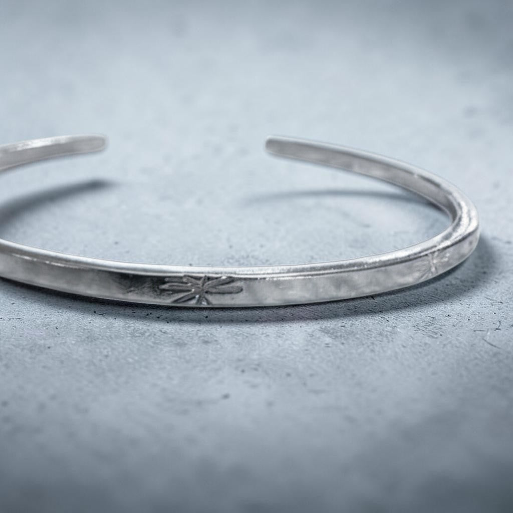 Pulsera esclava abierta de plata Sophia Schneider Joyas con diseño de estrellas grabadas y 2mm de espesor