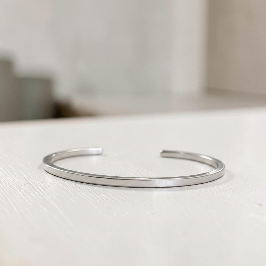 Pulsera esclava lisa de plata de Sophia Schneider Joyas con diseño minimalista y acabado pulido
