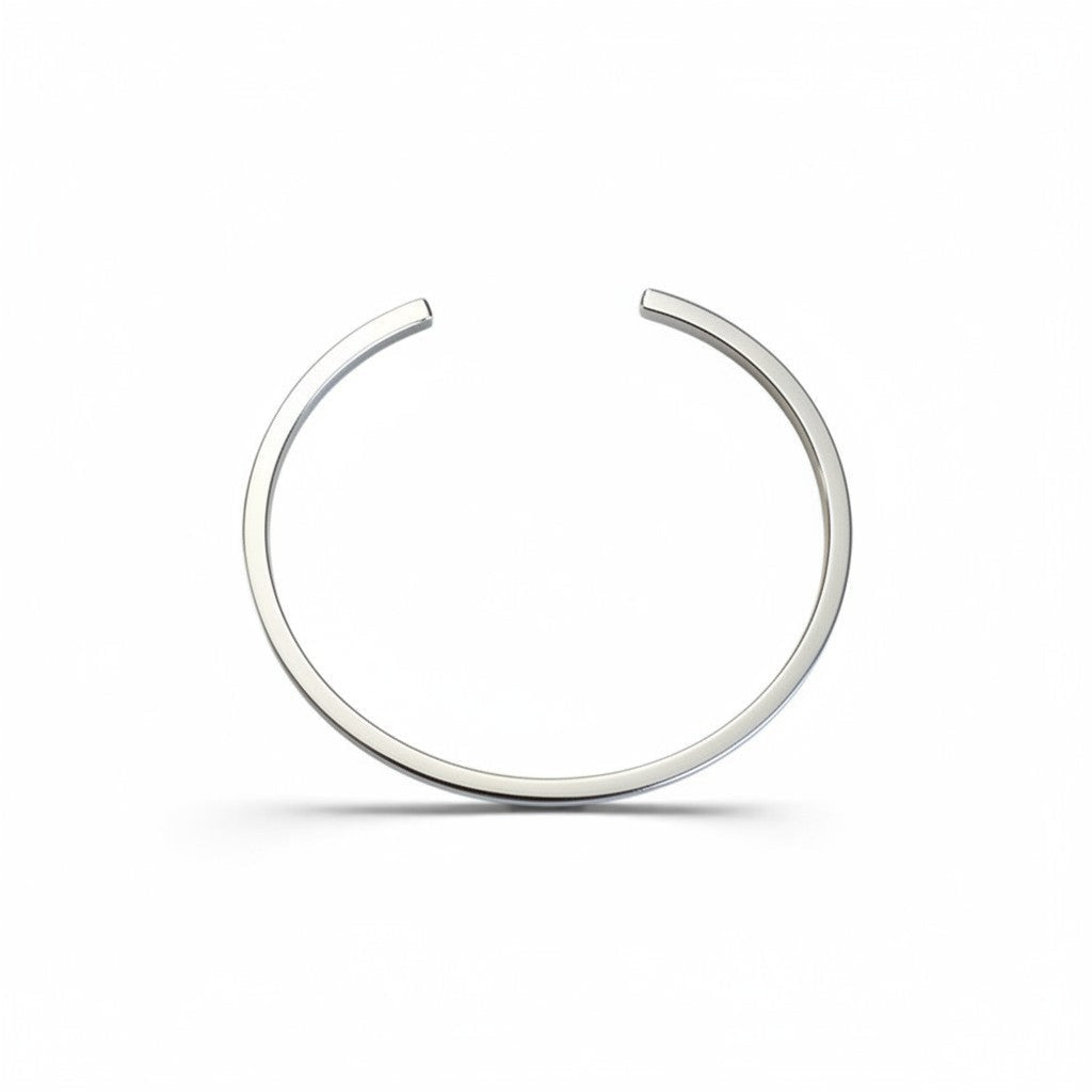 Pulsera esclava lisa de plata de 2mm de espesor de la marca Sophia Schneider Joyas sobre fondo blanco