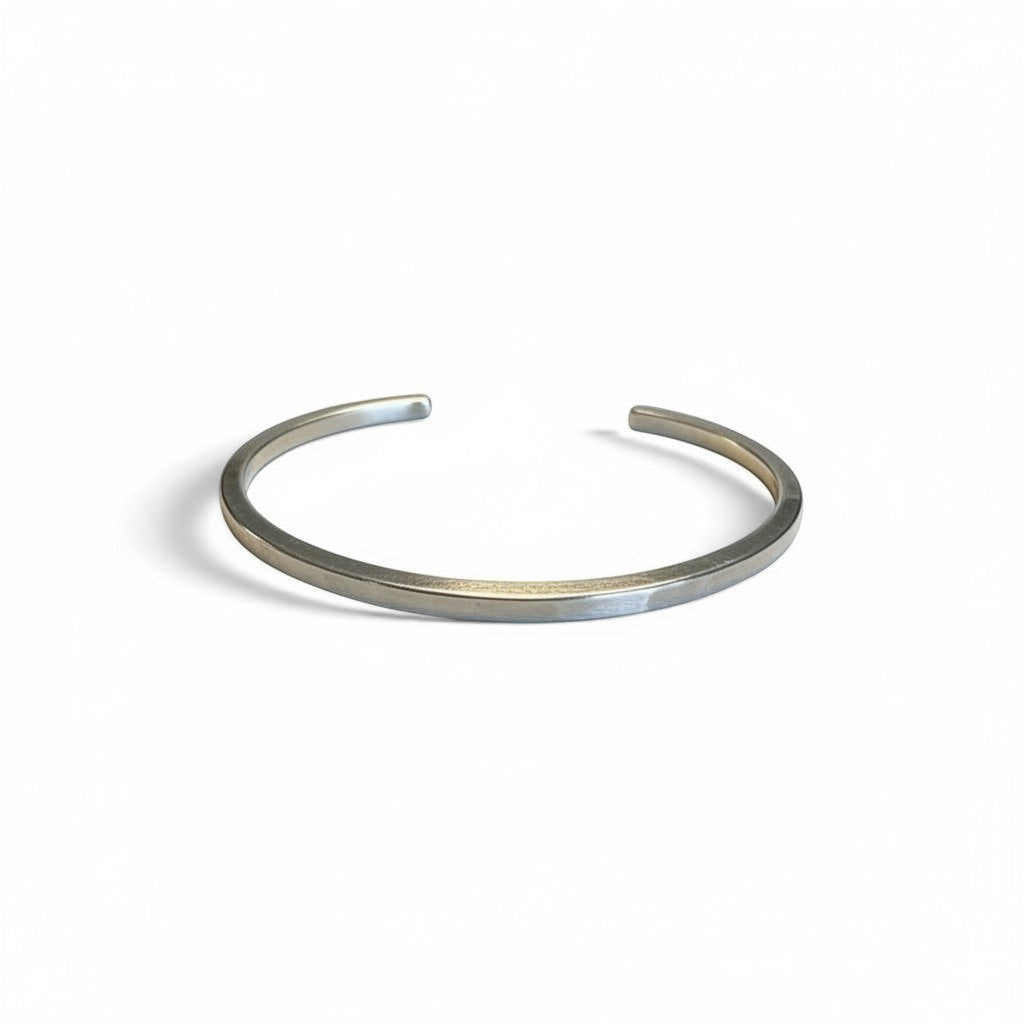Pulsera esclava lisa de plata de Sophia Schneider Joyas, diseño minimalista abierto de 2mm de espesor.