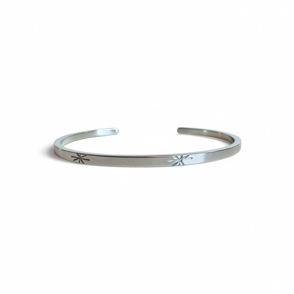 Pulsera esclava abierta de plata de Sophia Schneider Joyas con diseño de estrellas grabadas y 2mm de espesor