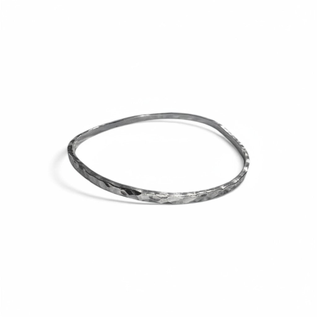 Pulsera irregular de plata martillada de Sophia Schneider Joyas con 3mm de espesor y diseño minimalista