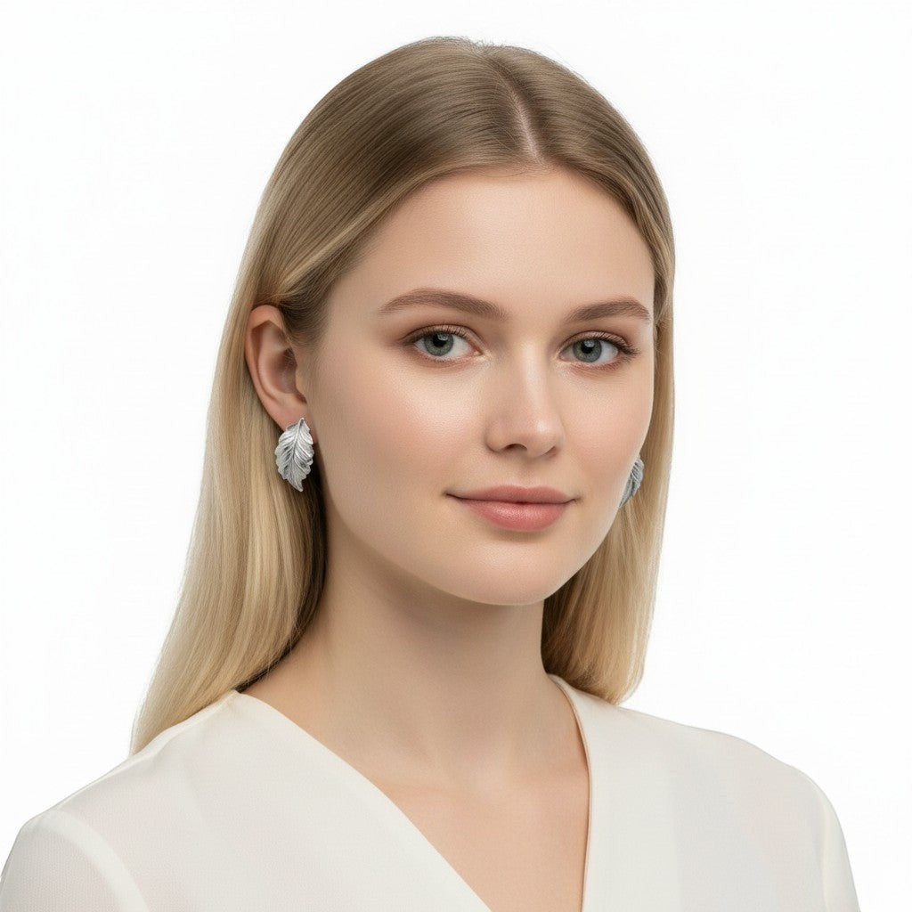 Sophia Schneider Joyas silver leaf earrings, 17mm, detailed texture, autumn-inspired design.