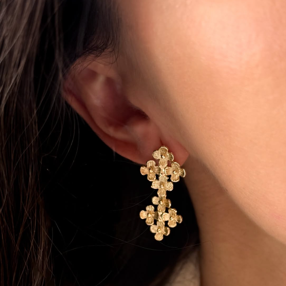 Aros flores gota movimiento dorados cortos