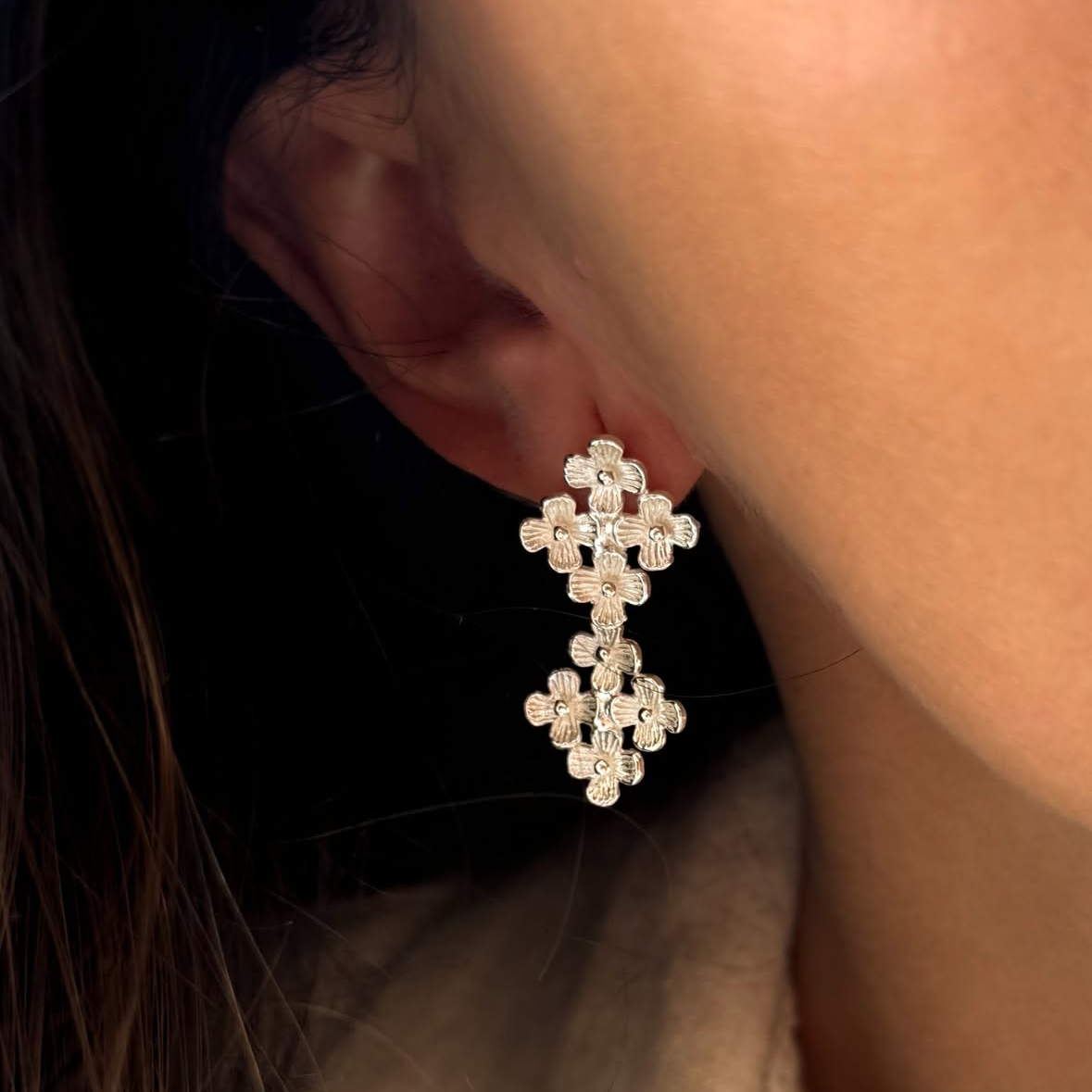 Aros flores gota movimiento plateados cortos